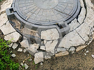 Crumbled coating of the sewer manhole
