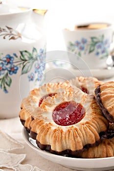 Crumbly cookies with jam