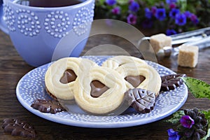 Crumbly shortbread with chocolate