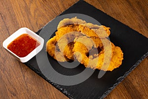 Crunchy fried onion rings with sauce