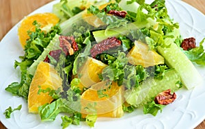 Crunchy green salad with sundried tomatoes