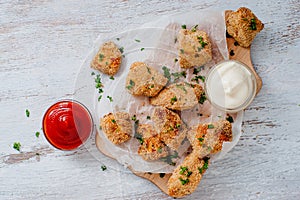 Crunchy nuggets with two sauces