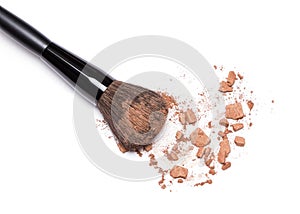 Crushed bronzing powder with makeup brush