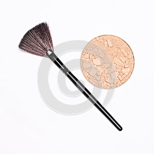 Crushed compact powder with fan make-up brush