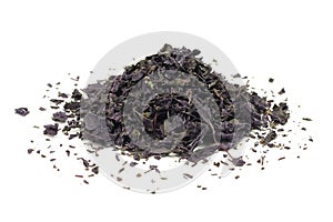 Crushed dried basil leaves