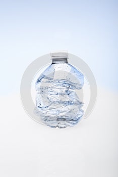 Aplastada vacío Agua una botella 