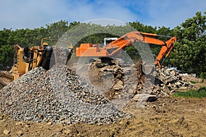 Crushing stone