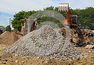 Crushing stone