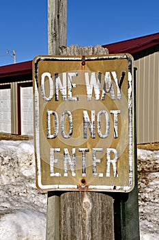 Crusty ONE WAY DO NOT ENTER road sign