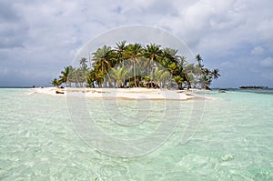 Crystal clear water at perfect caribbean island. San Blas, Panama. Central America.