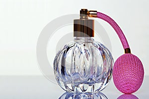 Crystal glass perfume atomiser with pink pump