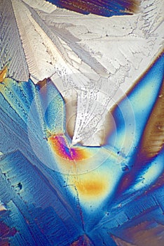 Crystals in polarized light