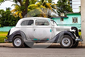 Cuba american Oldtimer under palms