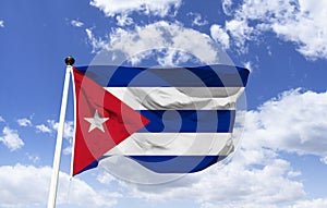 Bandera revoloteando cielo azul 