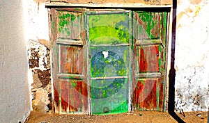 foto artistica di porta rovinata colorata photo