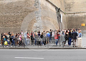 Cue of tourists to Vatican Museum