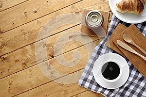 Taza de café rollo sobre el de madera mesa 