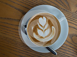 Taza de café con corazón patrón en blanco taza sobre el de madera 