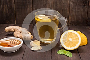 Tazza da zenzero tè limone un Miele sul di legno 