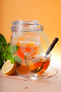 Pohár z bylinný čaj a med 