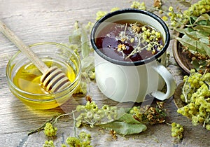 Tazza da erbaceo tè un Miele. medicinale erbe aromatiche. medicinale un Freddo 