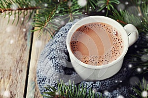 Taza de caliente cacao o caliente sobre el de punto abeto un árbol a la nieve efecto 