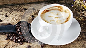 Pohár z káva dát na dřevo stůl tmavý pečený kávová zrna 