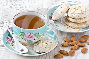 Tazza tè mandorle biscotti 