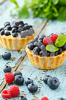Cupcake with fresh blueberry and raspberry