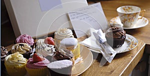 Cupcake gift box with note