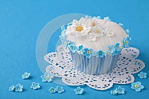 Cupcake with white and blue flowers