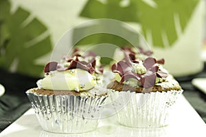 Cupcakes chocolate, strawberry in decorative cups