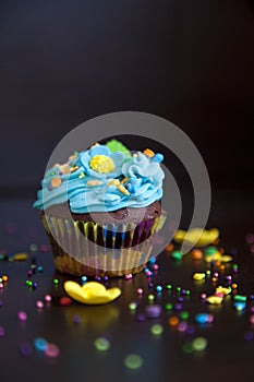 Cupcakes with cream hat caken