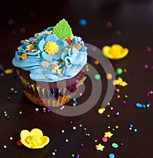 Cupcakes with cream hat caken