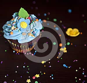 Cupcakes with cream hat caken