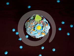 Cupcakes with cream hat caken