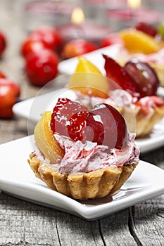 Cupcakes filled with fresh fruits