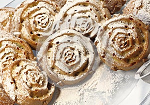 Cupcakes in powdered sugar