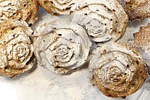 Cupcakes in powdered sugar