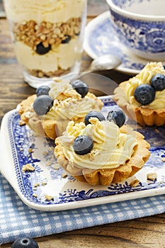 Cupcakes with vanilla cream and blueberries