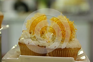 Cupcakes: vanilla in decorative cup