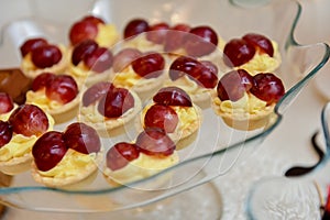 Cupcakes with vanilla and grapes