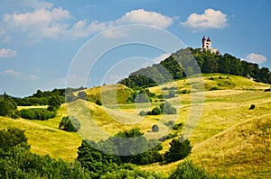 Curch na vrchole kopcov. Slovensko mesto Banská Štiavnica