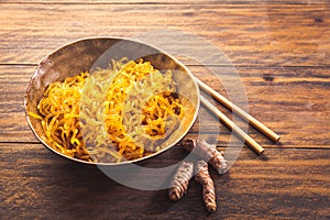 Curcuma seaweed noodles made from alginate