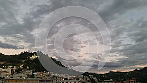 Curiosa aglomeraciÃ³n de nubes al atardecer.