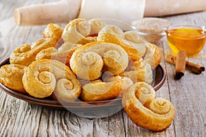 Curls puff pastry