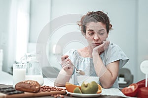 Curly woman not knowing what to eat while having allergy