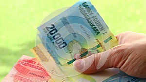 Currency of Madagascar called Ariary, Counting and translating banknotes