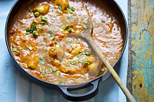 Curry with prawns and red pepper and scallions