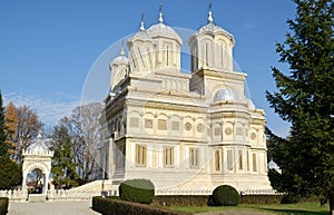 Architecture in Romania: Curtea de Arges White Mon